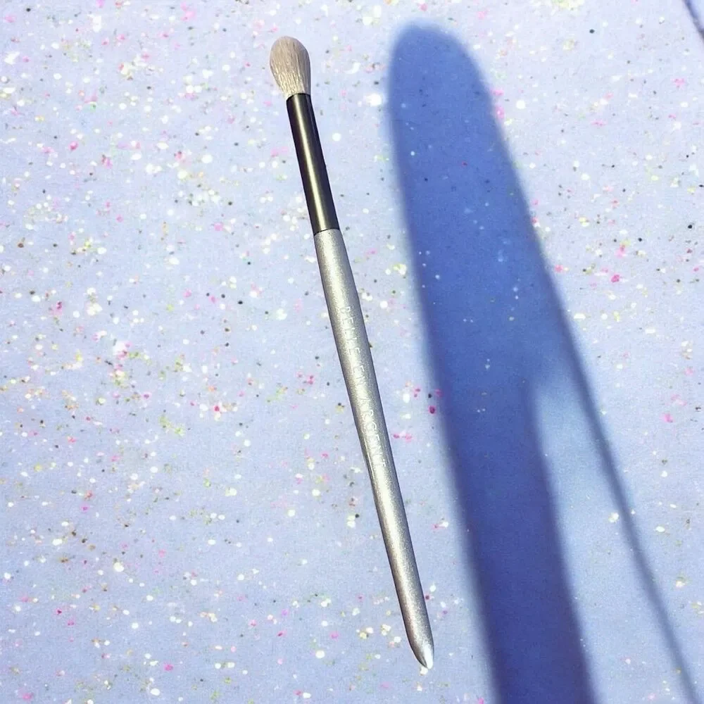 BELLE EN ARGENT THE SUBTLY SHADY CREASE AND BLEND BRUSH New Without Box